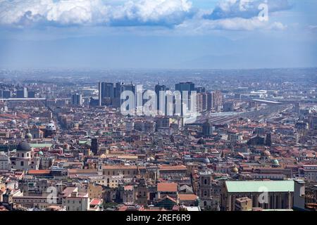 Neapel, Italien - 9. April 2022: Unvergleichlicher Blick auf die Stadt Neapel von der burg Sant'Elmo, Kampanien, Italien. Stockfoto