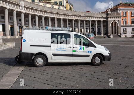 Neapel, Italien - 9. April 2022: Professioneller Servicemitarbeiter, der die öffentlichen Bereiche um die Piazza del Plebiscito in Neapel, Kampanien, Italien, reinigt. Stockfoto