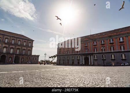 Neapel, Italien - 10. April 2022: Der Salerno-Palast ist ein historischer und monumentaler Palast in Neapel, der sich auf der Piazza del Plebiscito befindet, erbaut im 18. Jahrhundert Stockfoto