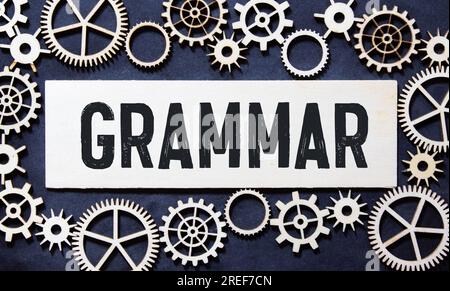 Das Wort Grammatik Holzwürfel mit verbrannten Buchstaben, Grammatikstudien verschiedener Sprachen, graue Hintergrundansicht von oben Stockfoto