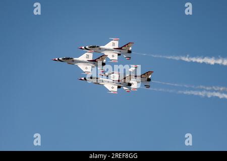 Die US Air Force Demonstrationsschwadron "Thunderbirds" trifft am 26. Juli 2023 in Joe Foss Field in South Dakota ein. Die Thunderbirds treten auf der Sioux Falls Airshow Power on the Prairie auf, die von der South Dakota Air National Guard ausgerichtet wird. (USA Air National Guard Video von Tech. Sgt. Jordan M. Hohenstein) Stockfoto