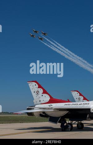 Die US Air Force Demonstrationsschwadron "Thunderbirds" trifft am 26. Juli 2023 in Joe Foss Field in South Dakota ein. Die Thunderbirds treten auf der Sioux Falls Airshow Power on the Prairie auf, die von der South Dakota Air National Guard ausgerichtet wird. (USA Air National Guard Video von Tech. Sgt. Jordan M. Hohenstein) Stockfoto