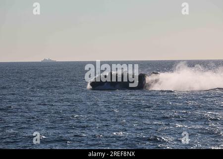 230725-N-ED646-1027- ATLANTISCHER OZEAN (25. Juli 2023) Ein Landungsfahrzeug, Luftkissen (LCAC), das der Einheit 4 des Angriffsfahrzeugs zugewiesen ist, wird vom Amphibiendock-Landungsschiff USS Carter Hall (LSD 50) eingesetzt. Die Bataan Amphibious Ready Group wird derzeit in den USA stationiert Europäisches Kommando und USA Verantwortungsbereich des Zentralkommandos für die Verteidigung der Interessen der USA, Verbündeten und Partner. (USA Marinebild von Mass Communication Specialist 2. Class Moises Sandoval) Stockfoto