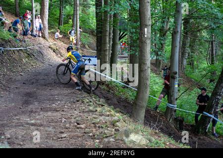 Oleksandr Koniaiev (Ukraine) schiebt das Fahrrad auf dem steilsten Teil des Hügels - 2023 UEC MTB Elite Europameisterschaft - Europäische Spiele Krakau - Krynica-Zdrój Stockfoto