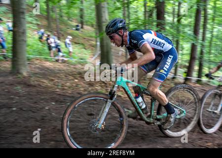 Mathis Azzaro auf Rockrider kämpft auf schlammigen, steilen Hügeln - 2023 UEC MTB Elite Europameisterschaft - Europäische Spiele Krakau/Kraków - Krynica-Zdrój Stockfoto