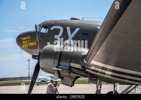 Der Douglas C-47 Skytrain wartet in der Fluglinie, um an Bord der Passagiere am Joe Foss Field, SD 25. Juli 2023 zu gehen. Das Flugzeug namens „That's All Brother“ führte die Invasion der Normandie durch Luftfahrt an und wurde nach der Einweisung in die Commemorative Air Force in seinen ursprünglichen Zustand zurückversetzt. (USA Air National Guard Foto von Staff Sgt. Taylor Solberg) Stockfoto