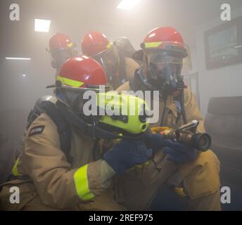 230725-N-KW492-2173 SEELEUTE im INDISCHEN OZEAN (25. Juli 2023) reagieren auf einen simulierten Brand während einer Feuerübung an Bord des Schiffs USS Antietam (CG 54) der Ticonderoga-Klasse im Indischen Ozean während Talisman Sabre 23, 25. Juli 2023. Talisman Sabre ist die größte bilaterale Militäraktion zwischen Australien und den Vereinigten Staaten, die einen freien und offenen Indo-Pazifik vorantreibt, indem die Beziehungen und die Interoperabilität zwischen wichtigen Verbündeten gestärkt werden und unsere kollektiven Fähigkeiten verbessert werden, um auf eine Vielzahl potenzieller Sicherheitsbedenken zu reagieren. (USA Marinebild von Mass Communication Specialist 1. Stockfoto