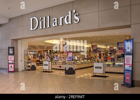 Springfield, Missouri - 22. März 2019: Dillard's ist eine amerikanische Kaufhauskette mit Hauptsitz in Little Rock, Arkansas. Stockfoto