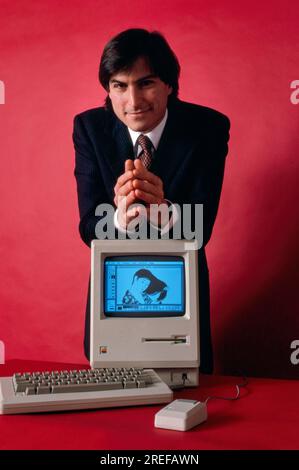 Steve Jobs, Mitbegründer der Apple Computer Company - mit dem Apple Macintosh-1984. Steven Paul Jobs (2/241955 – 10/5/2011) war ein amerikanischer Wirtschaftsmagnat, Erfinder und Investor. Er war Mitbegründer, Vorstandsvorsitzender und CEO von Apple, Vorstandsvorsitzender und Mehrheitsaktionär von Pixar, Vorstandsmitglied der Walt Disney Company nach der Übernahme von Pixar und Gründer, Vorstandsvorsitzender und CEO von Next. Zusammen mit seinem ersten Geschäftspartner und Apple-Mitbegründer Steve Wozniak war er Pionier der PC-Revolution der 1970er und 80s Jahre. Foto von Bernard Gotfryd Stockfoto