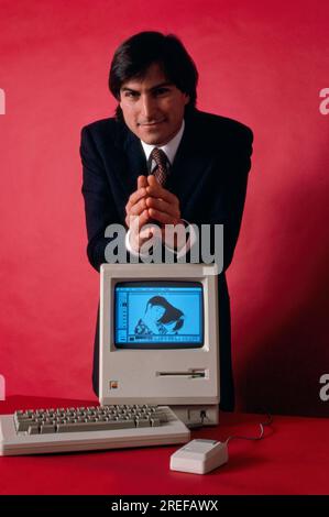 Steve Jobs, Mitbegründer der Apple Computer Company - mit dem Apple Macintosh-1984. Steven Paul Jobs (2/241955 – 10/5/2011) war ein amerikanischer Wirtschaftsmagnat, Erfinder und Investor. Er war Mitbegründer, Vorstandsvorsitzender und CEO von Apple, Vorstandsvorsitzender und Mehrheitsaktionär von Pixar, Vorstandsmitglied der Walt Disney Company nach der Übernahme von Pixar und Gründer, Vorstandsvorsitzender und CEO von Next. Zusammen mit seinem ersten Geschäftspartner und Apple-Mitbegründer Steve Wozniak war er Pionier der PC-Revolution der 1970er und 80s Jahre. Foto von Bernard Gotfryd Stockfoto