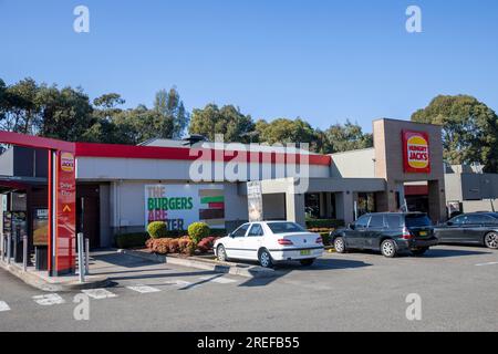 Hungry Jacks Burger and Pommes Restaurant in Warriewood, Sydney, Australien mit blauem Himmel Stockfoto