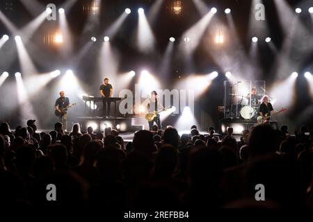 Boca Raton, USA. 26. Juli 2023. Die Goo Goo Dolls treten am 26. Juli 2023 im Mizner Park Amphitheate in Boca Raton, Florida, auf. Diese Vorstellung war Teil ihrer „Big Night Out“-Tour. (Foto: Geoffrey Clowes/Sipa USA) Guthaben: SIPA USA/Alamy Live News Stockfoto