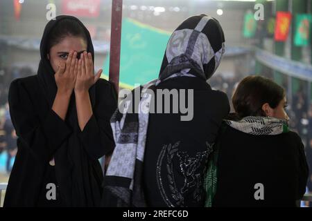 27. Juli 2023, Dorf Arazi, Isfahan, Iran: Eine junge iranische Frau schaut nach einer religiösen Zeremonie, die den heiligen muslimischen Monat Muharram im Vorfeld von Ashura im Dorf Arazi in der Nähe von Isfahan feiert. Ashura ist ein Gedenktag im Islam. Sie findet jährlich am 10. Muharram statt, dem ersten Monat des islamischen Kalenders. Unter schiitischen Moslems wird Ashura durch große Demonstrationen von massiver Trauer beobachtet, während sie den Tod von Husayn ibn Ali (einem Enkel von Muhammad) kennzeichnet, der während der Schlacht von Karbala im Jahr 680 CE enthauptet wurde. (Kreditbild: © Rouz60 Fouladi/ZUMA Press Wire) EDITO Stockfoto