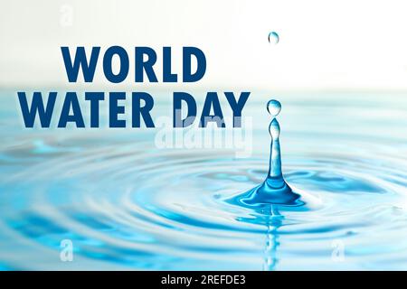 Text World Water Day und Spritzer von klarem Wasser mit Tropfen Stockfoto