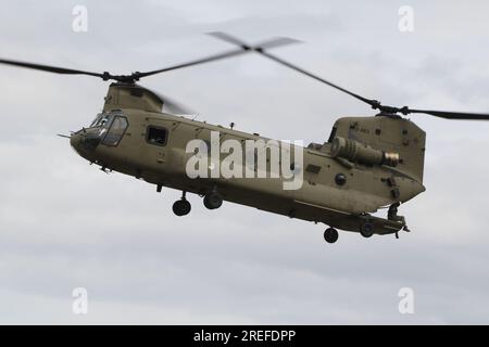 D-483, ein von der Royal Netherlands Air Force (RNLAF) betriebener schwerer Hubschrauber der Boeing CH-47F Chinook, der in der RAF Fairford in Gloucestershire (England) ankommt und an der Royal International Air Tattoo 2023 (RIAT 2023) teilnimmt. Stockfoto