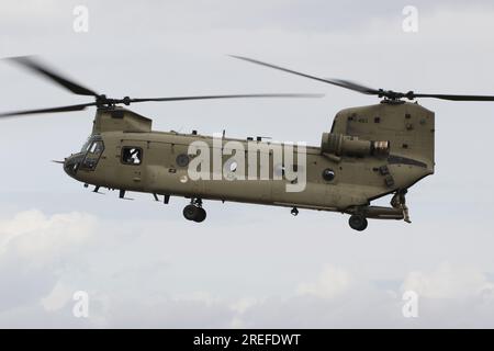 D-483, ein von der Royal Netherlands Air Force (RNLAF) betriebener schwerer Hubschrauber der Boeing CH-47F Chinook, der in der RAF Fairford in Gloucestershire (England) ankommt und an der Royal International Air Tattoo 2023 (RIAT 2023) teilnimmt. Stockfoto