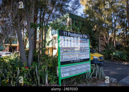 Gewerbepark in Warriewood, Sydney, Australien, mit Namensschild für Unternehmen Stockfoto