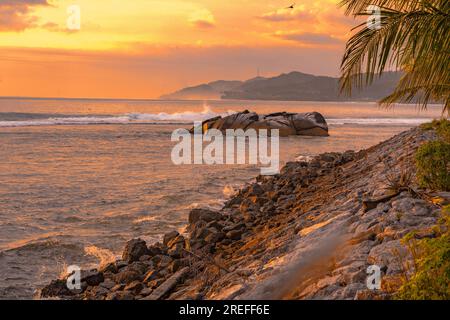 Abenddämmerung am Tapaktuan Beach in Aceh, Indonesien. Wenn die Sonne über dem Tapaktuan Beach in Aceh, Indonesien, sinkt, entfaltet sich ein faszinierendes Spektakel Stockfoto