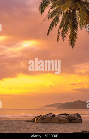 Abenddämmerung am Tapaktuan Beach in Aceh, Indonesien. Wenn die Sonne über dem Tapaktuan Beach in Aceh, Indonesien, sinkt, entfaltet sich ein faszinierendes Spektakel Stockfoto