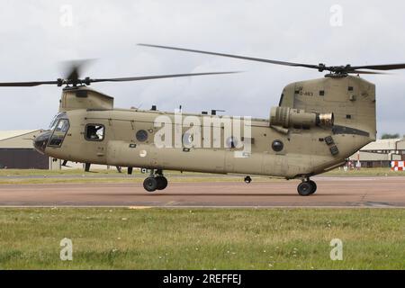 D-483, ein von der Royal Netherlands Air Force (RNLAF) betriebener schwerer Hubschrauber der Boeing CH-47F Chinook, der in der RAF Fairford in Gloucestershire (England) ankommt und an der Royal International Air Tattoo 2023 (RIAT 2023) teilnimmt. Stockfoto