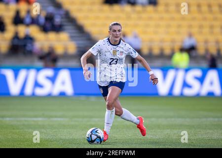 Wellington, Wellington, Neuseeland. 28. Juli 2023. Die US-Verteidigerin EMILY FOX #23 versucht, den Ball in der ersten Hälfte des FIFA WomenÃs -Weltmeisterschaftsspiels Gruppe E 2023 gegen die Niederlande im Wellington Regional Stadium in Wellington, Neuseeland, zu gewinnen. USA 1:1 Niederlande (Kreditbild: © Ira L. Black/ZUMA Press Wire) NUR REDAKTIONELLE VERWENDUNG! Nicht für den kommerziellen GEBRAUCH! Stockfoto