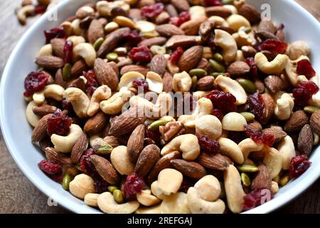 Gesunder Flohmix in einer weißen Schüssel Stockfoto