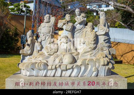 Beppu, Japan - Nov. 25 2022: Statue der acht Unsterblichen, eine Gruppe der legendären „Xian“ (Unsterblichen) der chinesischen Mythologie im Gedenkpark in Beppu Stockfoto