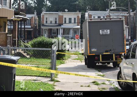 Philadelphia, Usa. 27. Juli 2023. Polizeivideo und Polizeibeamte am Tatort der Schießerei. Eine Person wurde in Philadelphia erschossen. Ein 28-jähriger Mann wurde in der West Rockland Street einmal in den rechten Oberschenkel geschossen und mit einem privaten Fahrzeug ins Krankenhaus gebracht. Das Männchen ist in stabilem Zustand. Eine Waffe wurde gefunden, und zu diesem Zeitpunkt sind keine Verdächtigen in Gewahrsam. Kredit: SOPA Images Limited/Alamy Live News Stockfoto