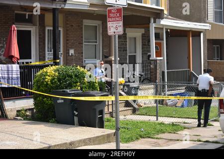 Philadelphia, Usa. 27. Juli 2023. Polizeivideo und Polizeibeamte am Tatort der Schießerei. Eine Person wurde in Philadelphia erschossen. Ein 28-jähriger Mann wurde in der West Rockland Street einmal in den rechten Oberschenkel geschossen und mit einem privaten Fahrzeug ins Krankenhaus gebracht. Das Männchen ist in stabilem Zustand. Eine Waffe wurde gefunden, und zu diesem Zeitpunkt sind keine Verdächtigen in Gewahrsam. Kredit: SOPA Images Limited/Alamy Live News Stockfoto