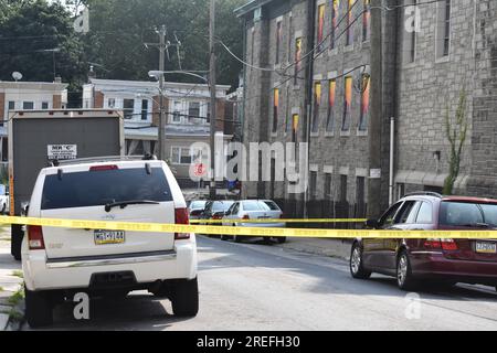 Philadelphia, Usa. 27. Juli 2023. Polizeivideo und Polizeibeamte am Tatort der Schießerei. Eine Person wurde in Philadelphia erschossen. Ein 28-jähriger Mann wurde in der West Rockland Street einmal in den rechten Oberschenkel geschossen und mit einem privaten Fahrzeug ins Krankenhaus gebracht. Das Männchen ist in stabilem Zustand. Eine Waffe wurde gefunden, und zu diesem Zeitpunkt sind keine Verdächtigen in Gewahrsam. (Foto: Kyle Mazza/SOPA Images/Sipa USA) Guthaben: SIPA USA/Alamy Live News Stockfoto