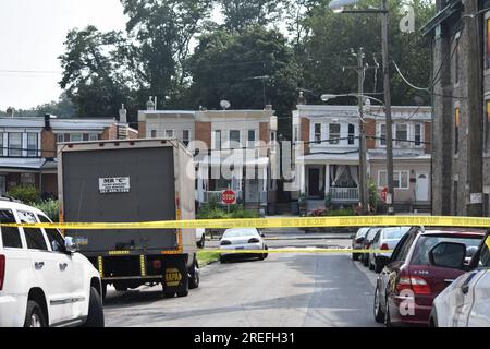 Philadelphia, Usa. 27. Juli 2023. Polizeivideo und Polizeibeamte am Tatort der Schießerei. Eine Person wurde in Philadelphia erschossen. Ein 28-jähriger Mann wurde in der West Rockland Street einmal in den rechten Oberschenkel geschossen und mit einem privaten Fahrzeug ins Krankenhaus gebracht. Das Männchen ist in stabilem Zustand. Eine Waffe wurde gefunden, und zu diesem Zeitpunkt sind keine Verdächtigen in Gewahrsam. (Foto: Kyle Mazza/SOPA Images/Sipa USA) Guthaben: SIPA USA/Alamy Live News Stockfoto