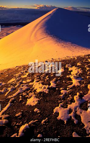 Schneebedeckte Aschekegel auf dem Gipfel des Mauna Kea. Stockfoto