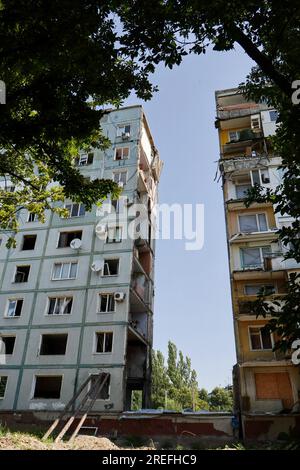 Blick auf ein Apartmenthaus, das durch die russischen Bombenanschläge in Zaporischhien schwer beschädigt wurde. Am Donnerstag wütete heftige Kämpfe in der Südostukraine, wo ein westlicher Beamter sagte, dass Kiew einen großen Anstoß gegeben habe, und der russische Präsident Wladimir Putin sagte, dass die Feindseligkeiten erheblich zugenommen hätten. Die russische Armee erklärte, sie habe einen ukrainischen Angriff auf mehrere Soldaten in der Nähe der Stadt Orichhiw (Region Zaporischschien) im Süden, einem der Gebiete, in denen Kiew seine Gegenoffensive durchgeführt hat, abgewehrt. (Foto: Andriy Andriyenko/SOPA Images/Sipa USA) Stockfoto