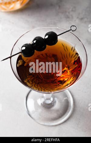 Alkoholischer Classic Manhattan Cocktail Bourbon Whiskey, süßer Wermut und aromatische Bitter garnieren mit Kirschen Stockfoto