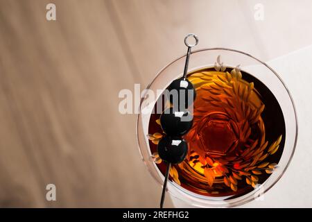 Alkoholischer Classic Manhattan Cocktail Bourbon Whiskey, süßer Wermut und aromatische Bitter garnieren mit Kirschen Stockfoto