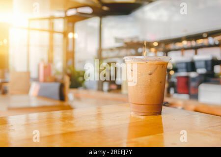 Eiskaffee im Café oder Café, frisch und kalt am Morgen zum Mitnehmen mit Sonnenschein zum Frühstück oder Mittagessen Stockfoto