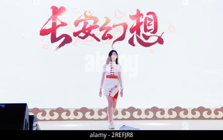 SHANGHAI, CHINA - 27. JULI 2023 - Showgirl Models und Cosplay Beauties of Chang'an Fantasy Game willkommen während des ChinaJoy Sommerfestivals 2023 in Sha Stockfoto