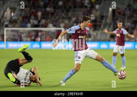 Orlando, Florida, USA. 26. Juli 2023. Aston Villa Defender PAU TORRES (14) tritt am 26. Juli 2023 im Exploria Stadium in Orlando, Florida, um den Ball gegen Fulham Forward CARLOS VINÃCIUS (30) in der ersten Hälfte der Premier League Summer Series Fulham gegen Aston Villa an. (Kreditbild: © Cory Knowlton/ZUMA Press Wire) NUR REDAKTIONELLE VERWENDUNG! Nicht für den kommerziellen GEBRAUCH! Stockfoto