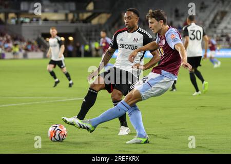 Orlando, Florida, USA. 26. Juli 2023. Aston Villa Defender PAU TORRES (14) fährt am Exploria Stadium in Orlando, Florida, am 26. Juli 2023 in der ersten Hälfte der Premier League Sommerserie Fulham gegen Aston Villa einen Kick vorbei an Fulham Forward CARLOS VINÃCIUS (30). (Kreditbild: © Cory Knowlton/ZUMA Press Wire) NUR REDAKTIONELLE VERWENDUNG! Nicht für den kommerziellen GEBRAUCH! Stockfoto