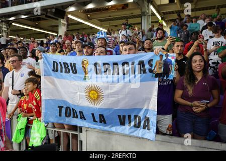 Orlando, Florida, USA. 26. Juli 2023. Fans halten beim Spiel der Premier League Summer Series Fulham gegen Aston Villa am 26. Juli 2023 im Exploria Stadium in Orlando, Florida, eine Flagge. (Kreditbild: © Cory Knowlton/ZUMA Press Wire) NUR REDAKTIONELLE VERWENDUNG! Nicht für den kommerziellen GEBRAUCH! Stockfoto