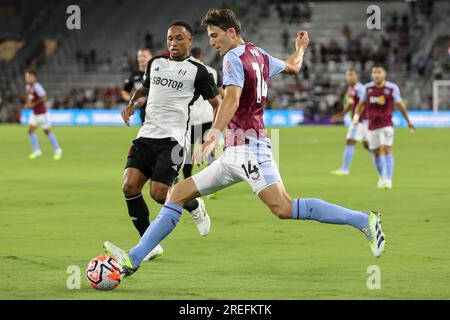 Orlando, Florida, USA. 26. Juli 2023. Aston Villa Defender PAU TORRES (14) macht einen Pass während der ersten Hälfte des Spiels der Premier League Summer Series Fulham gegen Aston Villa im Exploria Stadium in Orlando, FL am 26. Juli 2023. (Kreditbild: © Cory Knowlton/ZUMA Press Wire) NUR REDAKTIONELLE VERWENDUNG! Nicht für den kommerziellen GEBRAUCH! Stockfoto