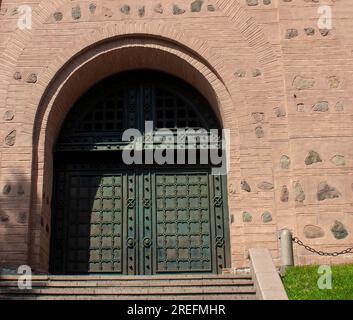 Holzbogentüren, umgeben von Steinen im mittelalterlichen Design. Burgdetail. Stockfoto