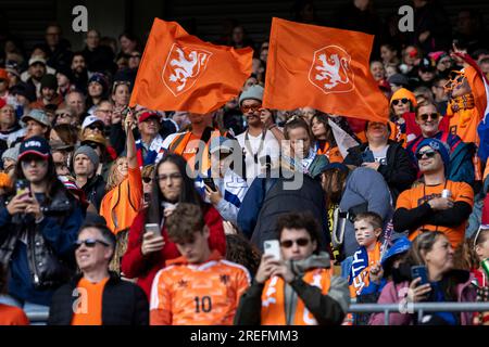 Wellington, Wellington, Neuseeland. 28. Juli 2023. Fans halten die niederländische Flagge, um die Niederlande vor dem Start des FIFA WomenÃs World Cup Group E-Spiels 2023 gegen die USA im Wellington Regional Stadium in Wellington, Neuseeland, zu unterstützen. USA 1:1 Niederlande (Kreditbild: © Ira L. Black/ZUMA Press Wire) NUR REDAKTIONELLE VERWENDUNG! Nicht für den kommerziellen GEBRAUCH! Stockfoto