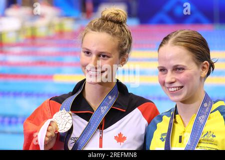 (L-R) Summer MCINTOSH (CAN), Elizabeth DEKKERS (AUS) nach dem Women 200m Butterfly Final Swimming Event bei der World Aquatics Championships 2023 am 27. Juli 2023 in Fukuoka, Japan. Kredit: YUTAKA/AFLO SPORT/Alamy Live News Stockfoto