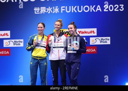 (L-R) Elizabeth DEKKERS (AUS), Summer MCINTOSH (CAN), Regan SMITH (USA) nach dem letzten Schwimmspiel der Frauen 200m bei der World Aquatics Championships 2023 am 27. Juli 2023 in Fukuoka, Japan. Kredit: YUTAKA/AFLO SPORT/Alamy Live News Stockfoto