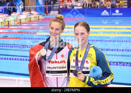 (L-R) Summer MCINTOSH (CAN), Elizabeth DEKKERS (AUS) nach dem Women 200m Butterfly Final Swimming Event bei der World Aquatics Championships 2023 am 27. Juli 2023 in Fukuoka, Japan. Kredit: YUTAKA/AFLO SPORT/Alamy Live News Stockfoto