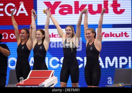 Australisches Team (AUS) feiert nach dem letzten Schwimmspiel der Women 4x200 m Freestyle Relay bei der World Aquatics Championships 2023 am 27. Juli 2023 in Fukuoka, Japan. Kredit: YUTAKA/AFLO SPORT/Alamy Live News Stockfoto