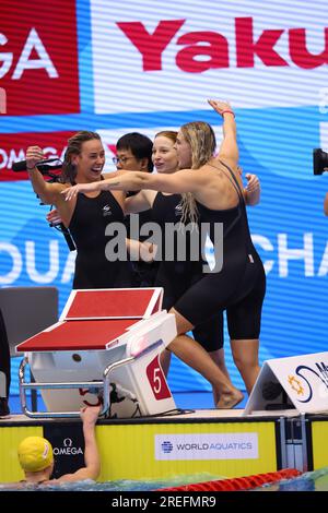 Australisches Team (AUS) feiert nach dem letzten Schwimmspiel der Women 4x200 m Freestyle Relay bei der World Aquatics Championships 2023 am 27. Juli 2023 in Fukuoka, Japan. Kredit: YUTAKA/AFLO SPORT/Alamy Live News Stockfoto