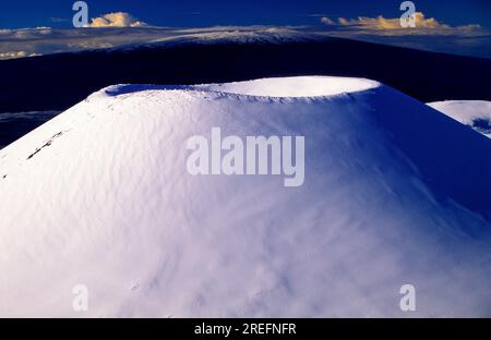 Schneebedeckte Aschekegel auf dem Gipfel des Mauna Kea auf der Big Island von Hawaii. Stockfoto