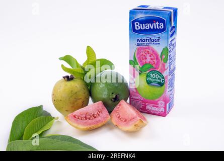 Buavita Guava Juice 100 % Vitamin C, isoliert auf weißem Hintergrund Stockfoto